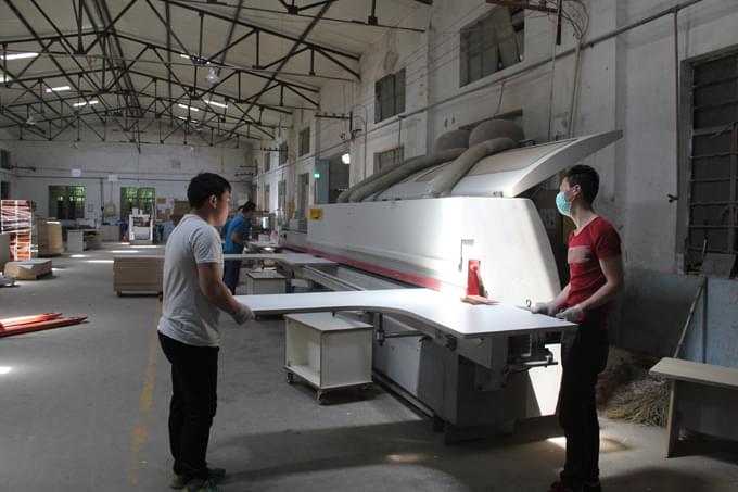 碧江大型封邊機(jī)運(yùn)行中